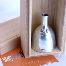 画像2: 錫製花器　さざんか　本真珠　一輪挿し　本錫製　贈答品　桐箱　 (2)