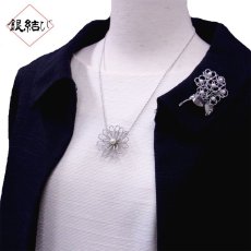 銀結び　「紫陽花」本真珠パールブローチ　シルバー製　ベビーパール　装着２