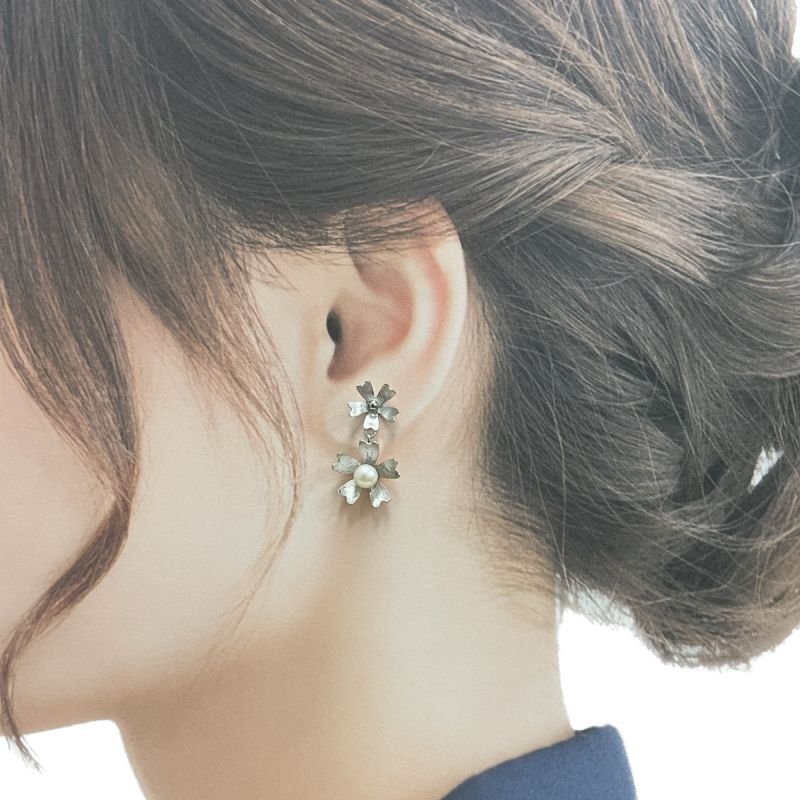 パールピアス アコヤ真珠 花モチーフ シルバー製 5-5.5mm 連なる花