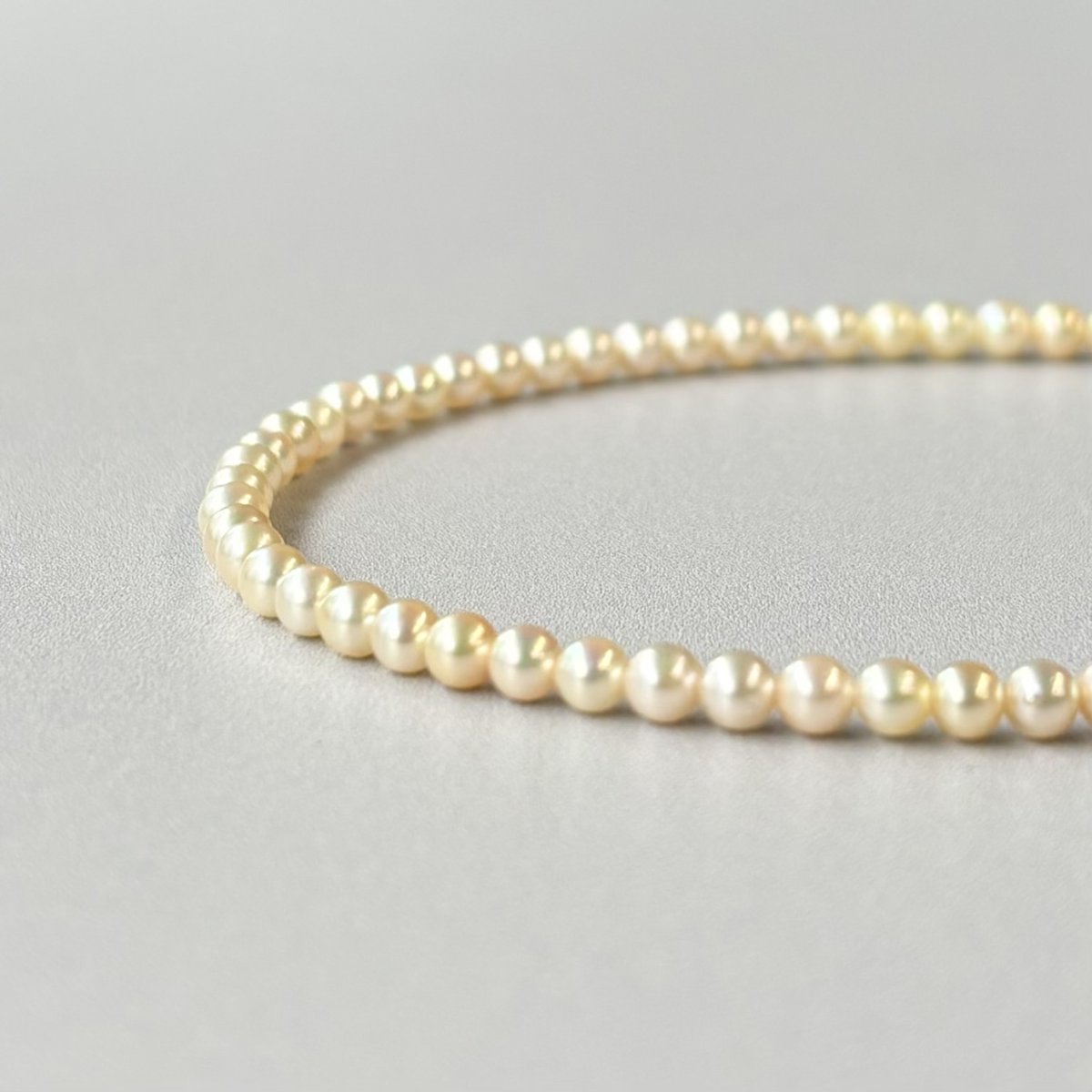 アコヤ真珠 ベビーパールネックレス 3-3.5mm クリーム〜ゴールド ラウンド〜セミラウンド 42cm 1点物 GIA宝石鑑定士保証書 パールクロス付き
