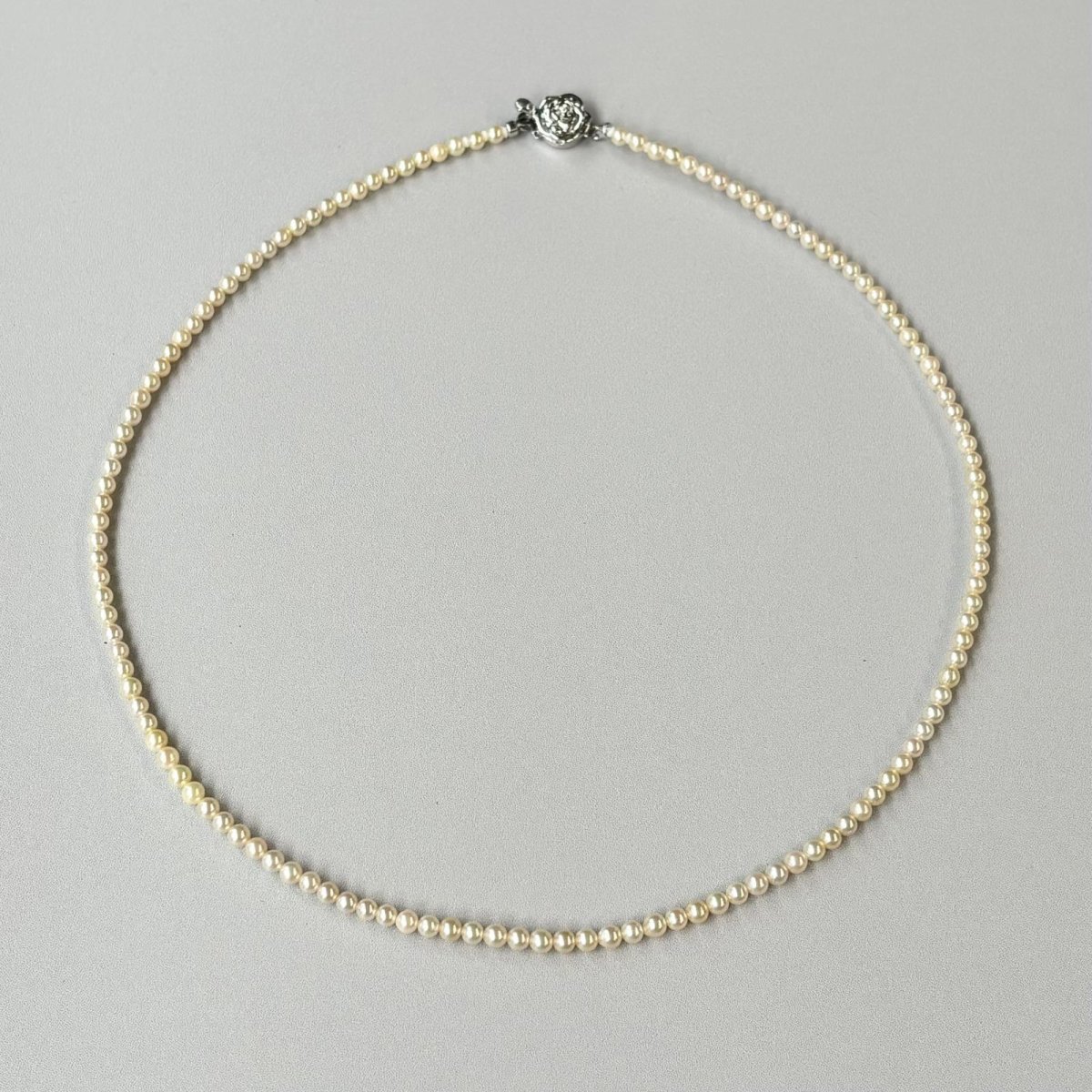 画像4: アコヤ真珠 ベビーパールネックレス 3-3.5mm クリーム〜ゴールド ラウンド〜セミラウンド 42cm GIA宝石鑑定士保証書 パールクロス付き 1点物 (4)