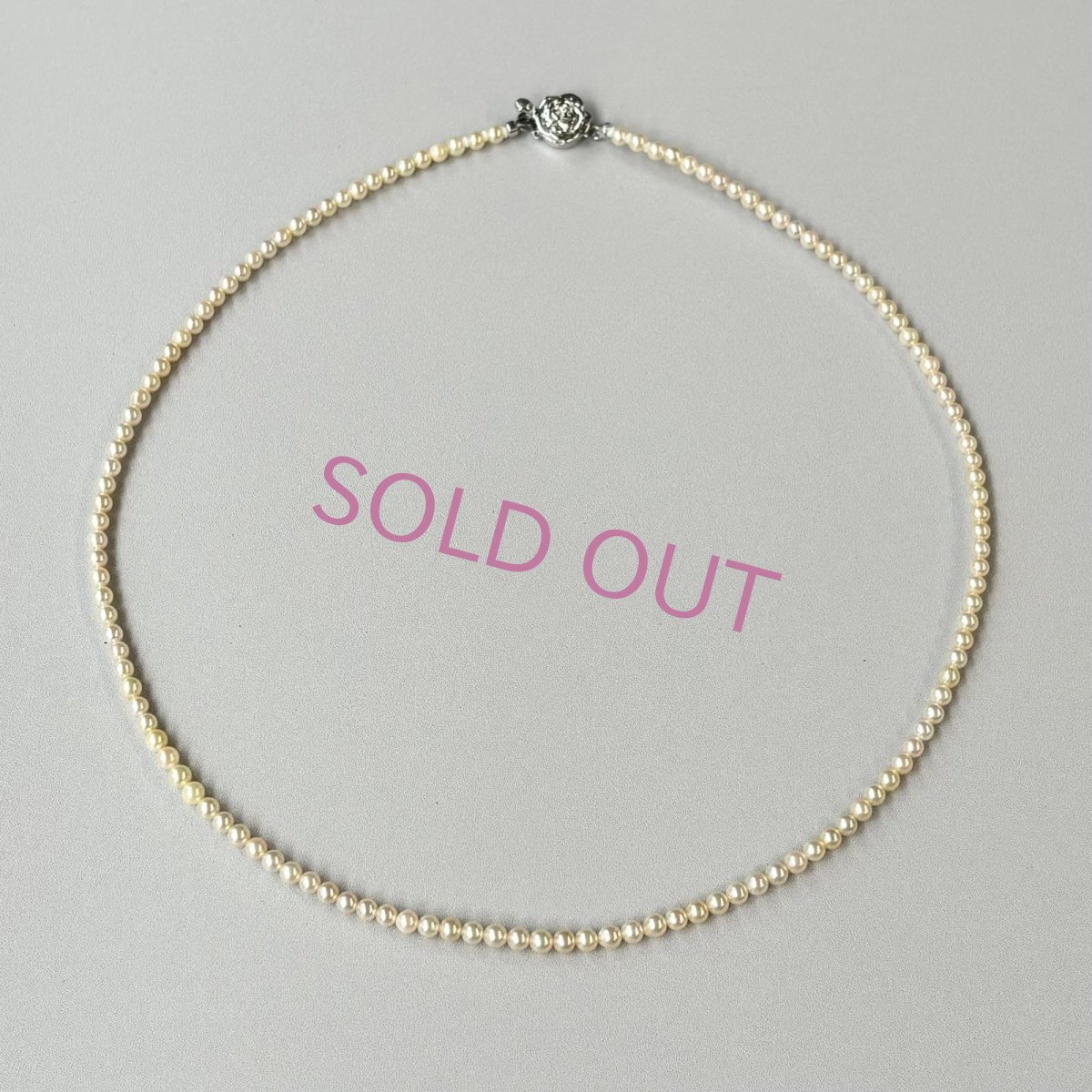 画像5: アコヤ真珠 ベビーパールネックレス 3-3.5ｍｍ クリーム〜ゴールド ラウンド〜セミラウンド 42cm GIA宝石鑑定士保証書 パールクロス付き 1点物 (5)