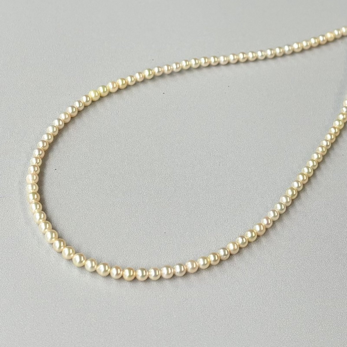 アコヤ真珠 ベビーパールネックレス 3-3.5mm クリーム〜ゴールド ラウンド〜セミラウンド 42cm 1点物 GIA宝石鑑定士保証書 パールクロス付き