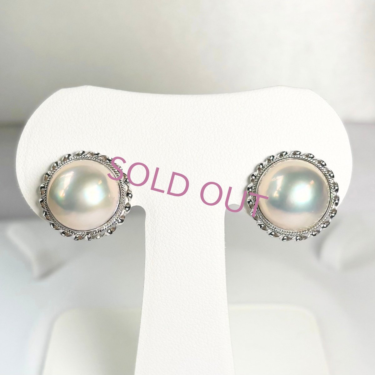 マベ真珠 パールイヤリング  13.5-14mm ホワイト 半円 K14WG 1点物