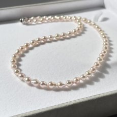 画像2: アコヤ真珠 バロックパールネックレス 5-5.5mm ホワイト 約42cm GIA宝石鑑定士保証書付き (2)