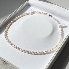 画像3: アコヤ真珠 バロックパールネックレス 5-5.5mm ホワイト 約42cm GIA宝石鑑定士保証書付き (3)