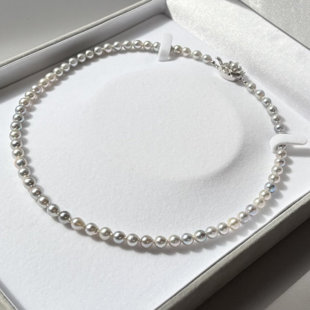 画像3: アコヤ真珠 ベビーパールネックレスセット ピアス イヤリング 5.5-6ｍｍ ナチュラルグレー 無調色 バロック なくなり次第終了 GIA宝石鑑定士保証書 真珠クロス付き (3)