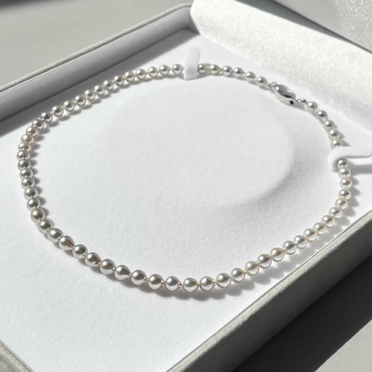 画像3: アコヤ真珠 ベビーパールネックレス  5-5.5mm ナチュラルグレー 無調色 バロック GIA宝石鑑定士保証書つき (3)