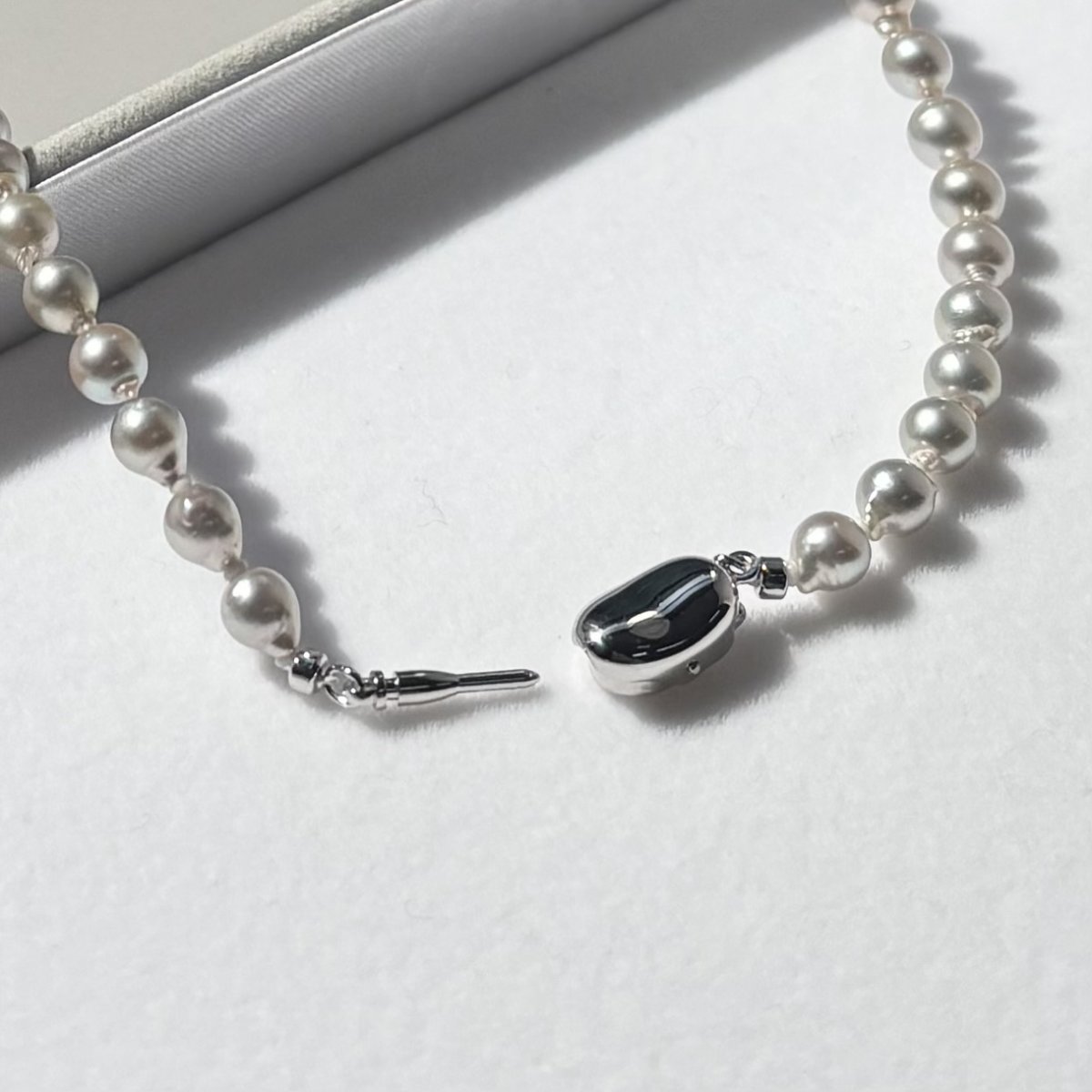 画像4: アコヤ真珠 ベビーパールネックレスセット ピアス イヤリング  5-5.5mm ナチュラルグレー 無調色 バロック ラウンド GIA宝石鑑定士保証書 パールクロス付き (4)