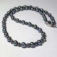 画像1: アコヤ黒真珠 ブラックパールネックレス(グリーン系,紫系)  4.5-7ｍｍ セミラウンド〜バロック 約52cm シルバー製 GIA宝石鑑定士保証書付き (1)