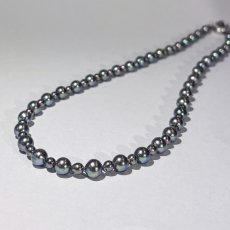 画像2: アコヤ黒真珠 ブラックパールネックレス(グリーン系,紫系)  4.5-7ｍｍ セミラウンド〜バロック 約52cm シルバー製 GIA宝石鑑定士保証書付き (2)