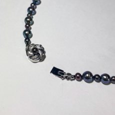 画像4: アコヤ黒真珠 ブラックパールネックレス(グリーン系,紫系)  4.5-7ｍｍ セミラウンド〜バロック 約52cm シルバー製 GIA宝石鑑定士保証書付き (4)
