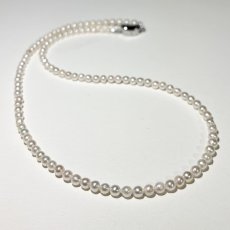 画像2: アコヤ真珠 ベビーパールネックレス  3.5-4mm ホワイト セミラウンド 約42cｍ GIA宝石鑑定士保証書つき　 (2)