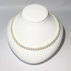 画像3: アコヤ真珠 ベビーパールネックレス 5-5.5mm  ホワイト シルバー製 約42cm GIA宝石鑑定士保証書 真珠クロス付き (3)