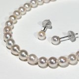 アコヤ真珠 ベビーパールネックレスセット ピアス イヤリング 4-4.5ｍｍ ホワイトピンク系 セミラウンド ラウンド 約42cｍ GIA宝石鑑定士保証書 パールクロス付き