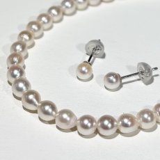 画像1: アコヤ真珠 ベビーパールネックレスセット ピアス イヤリング 4-4.5ｍｍ ホワイトピンク系 セミラウンド ラウンド 約42cｍ GIA宝石鑑定士保証書 パールクロス付き (1)