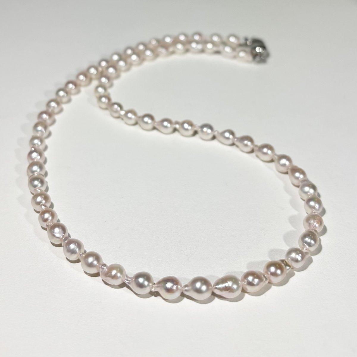 画像2: アコヤ真珠 バロックパールネックレス 5-5.5mm ホワイト 約42cm GIA宝石鑑定士保証書付き (2)