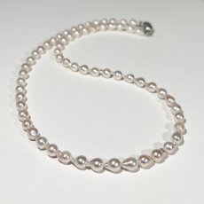 画像2: アコヤ真珠 バロックパールネックレス 5-5.5mm ホワイト 約42cm GIA宝石鑑定士保証書付き (2)
