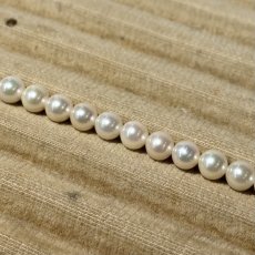 画像5: アコヤ真珠 ベビーパールネックレス 5-5.5mm  ホワイト シルバー製 約42cm GIA宝石鑑定士保証書 真珠クロス付き (5)