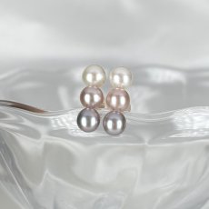 画像1: 【再入荷】淡水真珠 3連パールピアス オフラウンド ホワイト ピンク グレー 5-6ｍｍ K18YG (1)