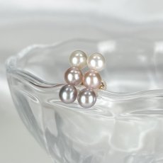 画像2: 【再入荷】淡水真珠 3連パールピアス オフラウンド ホワイト ピンク グレー 5-6ｍｍ K18YG (2)