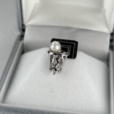画像2: アコヤ本真珠 パールタックピン タックブローチ バスケットボールモチーフ 4-4.5mm ホワイト ラウンド ブラス　 (2)
