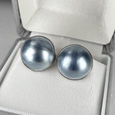 画像1: マベ真珠 パールイヤリング グレー 無調色 16-17.5ｍｍ 半円 シルバー製 SV925 (1)