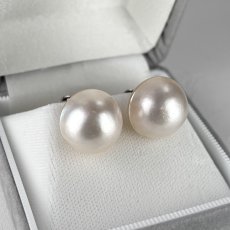 画像3: ≪訳あり特価≫≪1点もの≫マベ真珠 パールイヤリング ホワイト 15-16ｍｍ 半円 シルバー製 直結 (3)