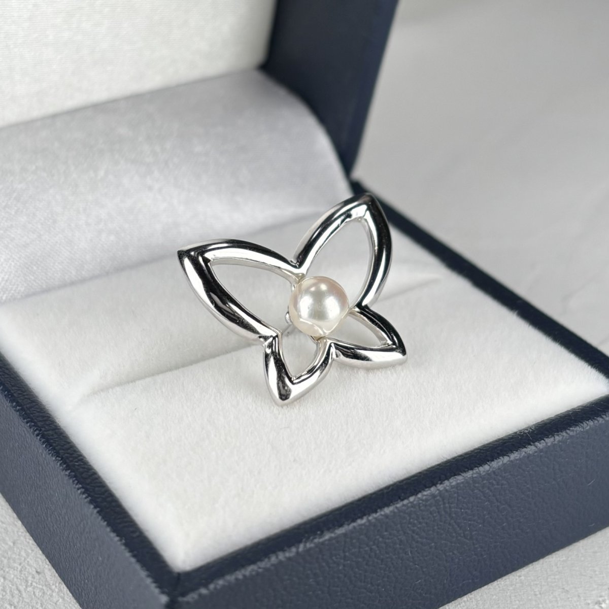 アコヤ真珠 ピンブローチ 蝶モチーフ 5.5-6mm ホワイト ラウンド SV925製 ユニセックス