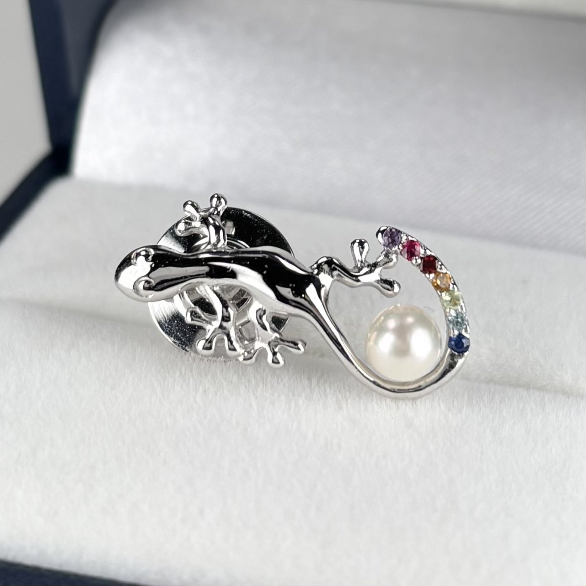画像1: ≪1点物≫アコヤ真珠 ヤモリモチーフ ピンブローチ 4-4.5mm ホワイト ラウンド サファイヤ ブルートパーズ ペリドット シトリン ガーネット ルビー アメジスト シルバー(SV925)製 (1)