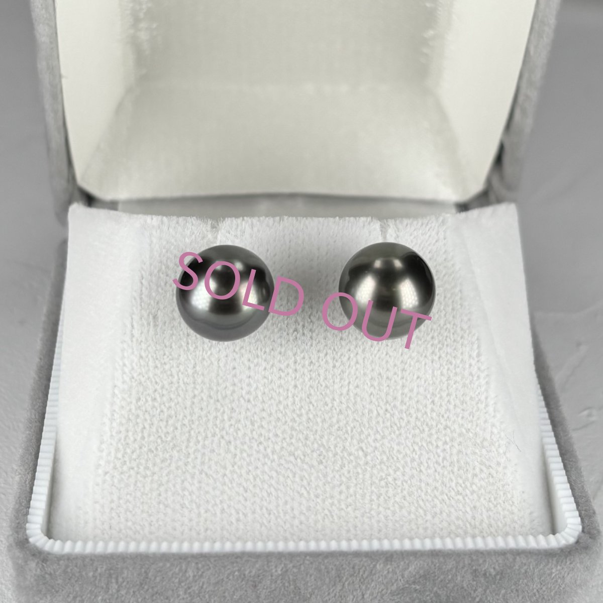 画像4: ≪1点物≫黒蝶真珠 パールピアス 9.5-10mm グリーン〜ブラック セミラウンド〜オーバル(楕円) K14WG GIA宝石鑑定士保証書付き  (4)