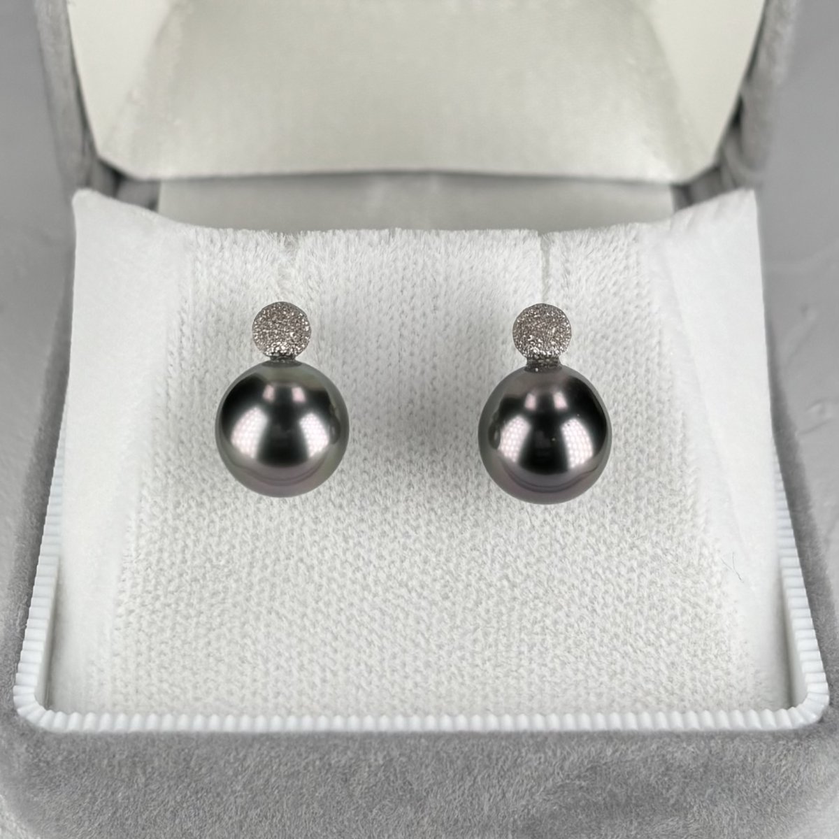 画像4: 黒蝶真珠 パールピアス 9mm ブラック セミラウンド K18WG GIA宝石鑑定士保証書付き (4)