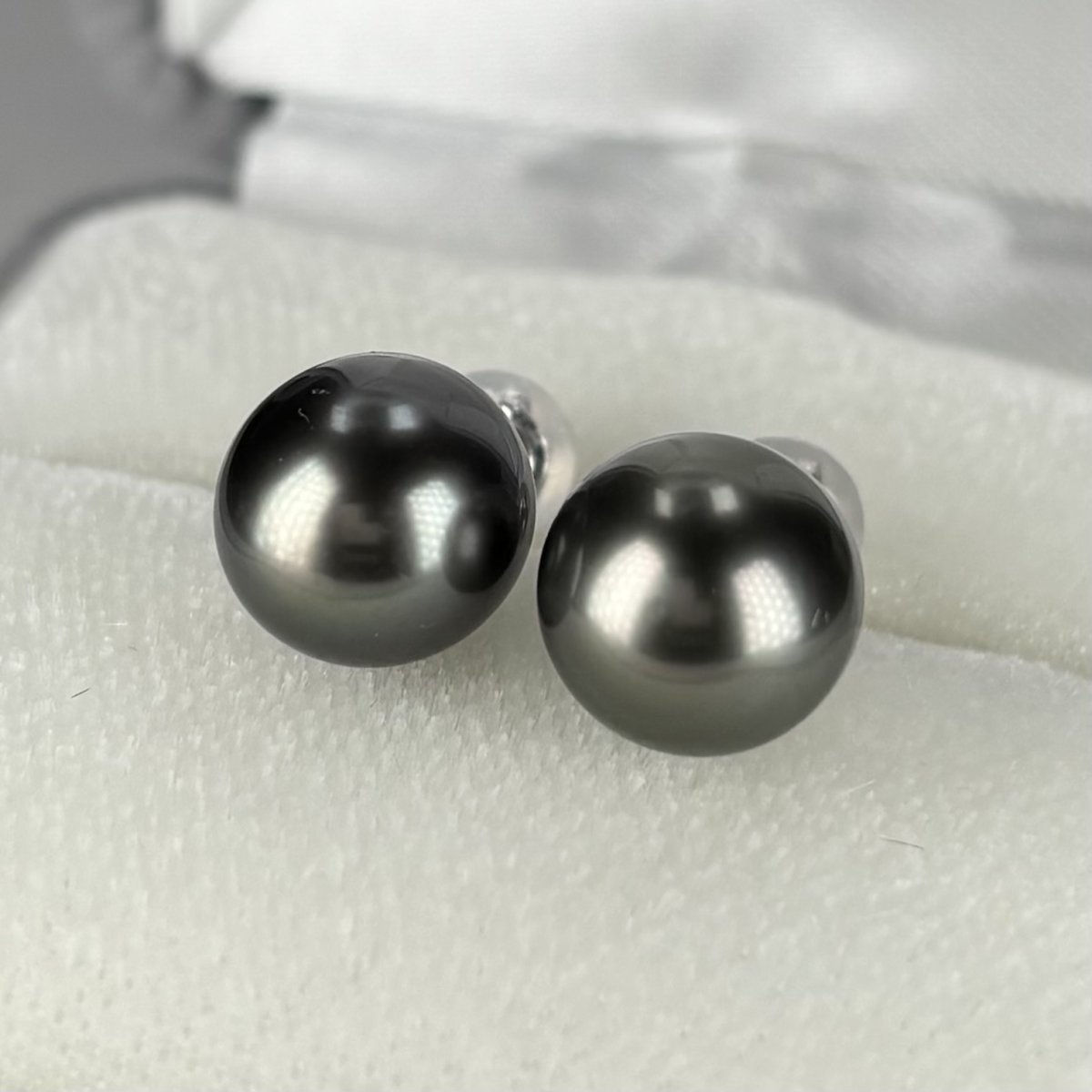 画像1: ≪1点物≫黒蝶真珠 パールピアス 9.5-10mm グリーン〜ブラック セミラウンド〜オーバル(楕円) K14WG GIA宝石鑑定士保証書付き  (1)