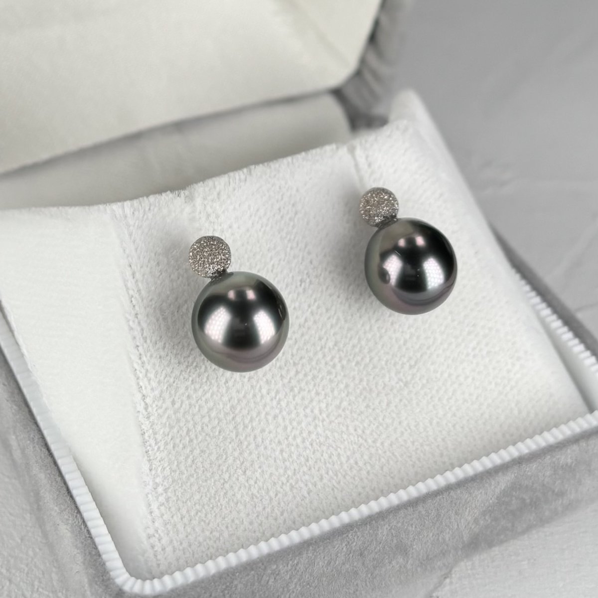 画像5: 黒蝶真珠 パールピアス 9mm ブラック セミラウンド K18WG GIA宝石鑑定士保証書付き (5)