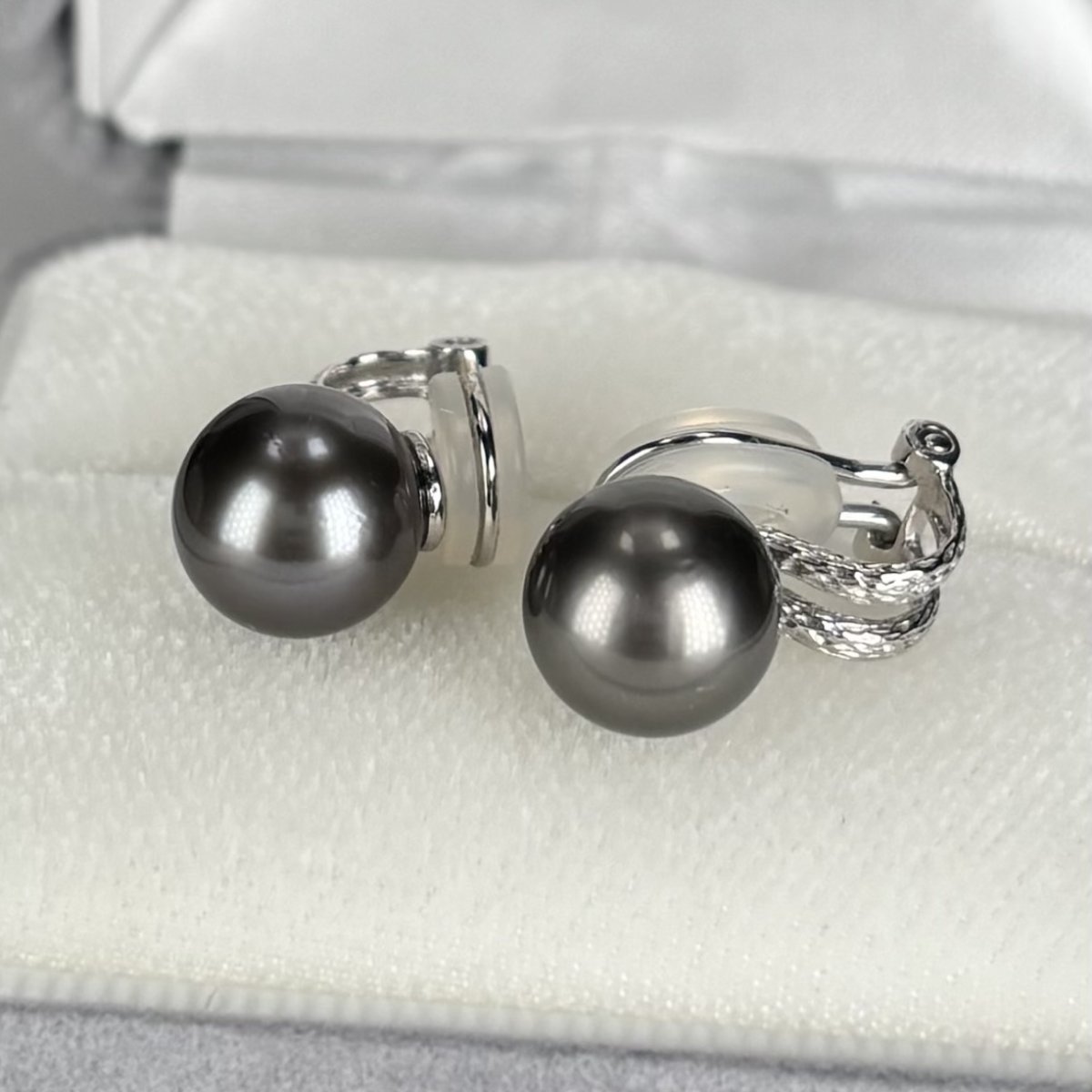 画像2: ≪1点物≫黒蝶真珠 ブラックパールイヤリング 9-9.5mm ラウンド K14WG GIA宝石鑑定士保証書付き (2)