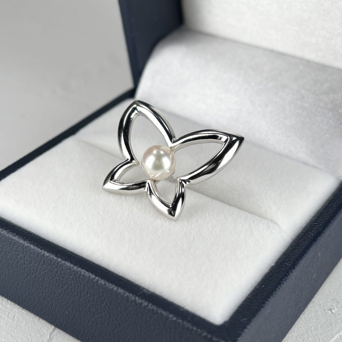 アコヤ真珠 ピンブローチ 蝶モチーフ 5.5-6mm ホワイト ラウンド SV925製 ユニセックス