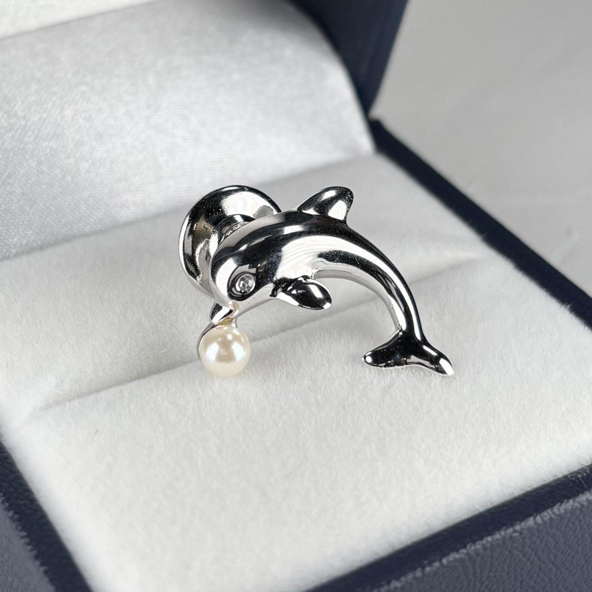 画像2: アコヤ真珠 ピンブローチ イルカモチーフ 4-4.5ｍｍ ホワイト ラウンド シルバー（SV925）製 (2)