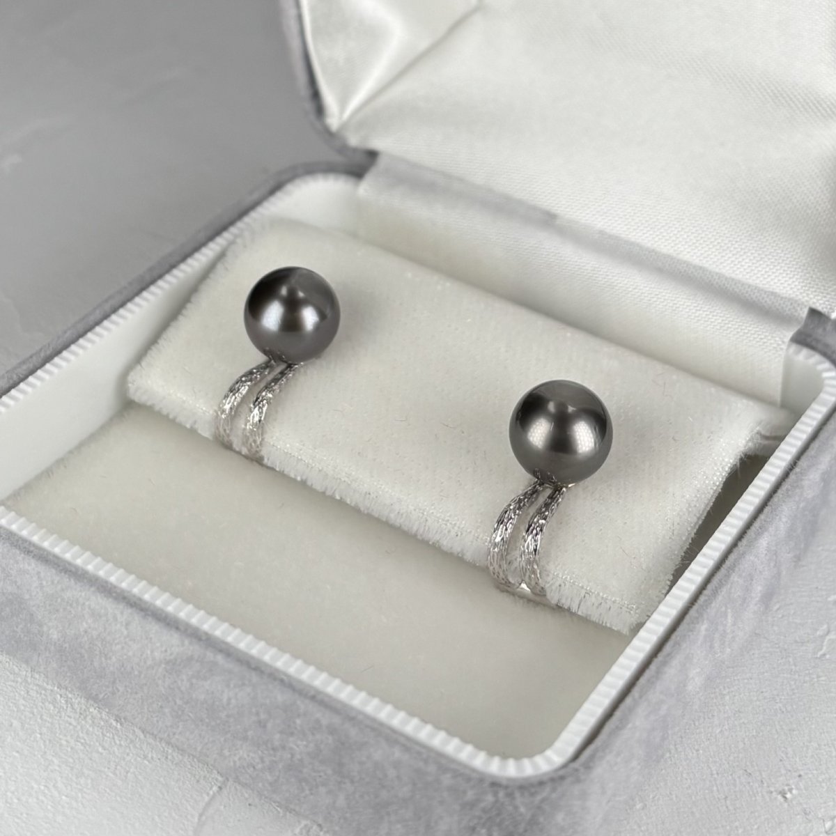 画像4: ≪1点物≫黒蝶真珠 ブラックパールイヤリング 9-9.5mm ラウンド K14WG GIA宝石鑑定士保証書付き (4)