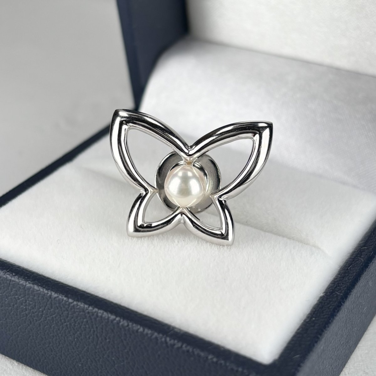 アコヤ真珠 ピンブローチ 蝶モチーフ 5.5-6mm ホワイト ラウンド SV925製 ユニセックス
