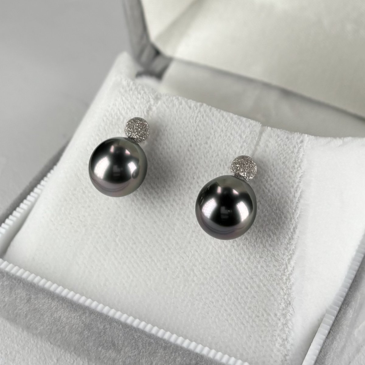 画像3: 黒蝶真珠 パールピアス 9mm ブラック セミラウンド K18WG GIA宝石鑑定士保証書付き (3)