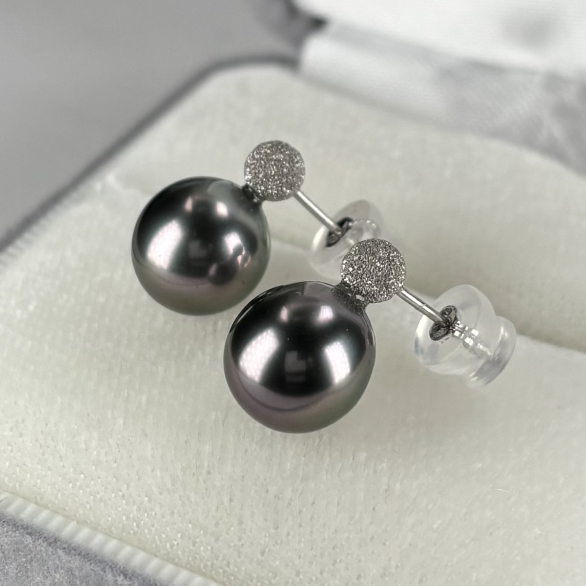 画像2: 黒蝶真珠 パールピアス 9mm ブラック セミラウンド K18WG GIA宝石鑑定士保証書付き (2)