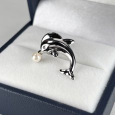 画像1: アコヤ真珠 ピンブローチ イルカモチーフ 4-4.5ｍｍ ホワイト ラウンド シルバー（SV925）製 (1)