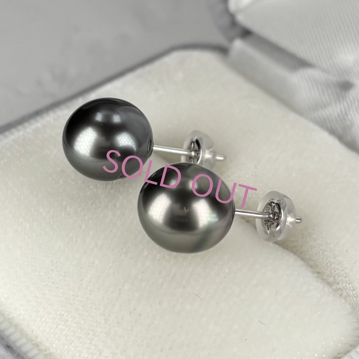 画像2: ≪1点物≫黒蝶真珠 パールピアス 9.5-10mm グリーン〜ブラック セミラウンド〜オーバル(楕円) K14WG GIA宝石鑑定士保証書付き  (2)