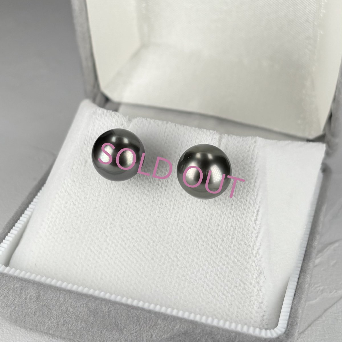 画像3: ≪1点物≫黒蝶真珠 パールピアス 9.5-10mm グリーン〜ブラック セミラウンド〜オーバル(楕円) K14WG GIA宝石鑑定士保証書付き  (3)