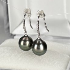 画像2: ≪1点物≫黒蝶真珠 フックパールピアス 9mm ピーコックカラー セミラウンド ダイヤ 0.04ct K18WG GIA宝石鑑定士保証書付き  (2)