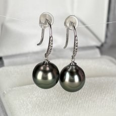 画像3: ≪1点物≫黒蝶真珠 フックパールピアス 9mm ピーコックカラー セミラウンド ダイヤ 0.04ct K18WG GIA宝石鑑定士保証書付き  (3)