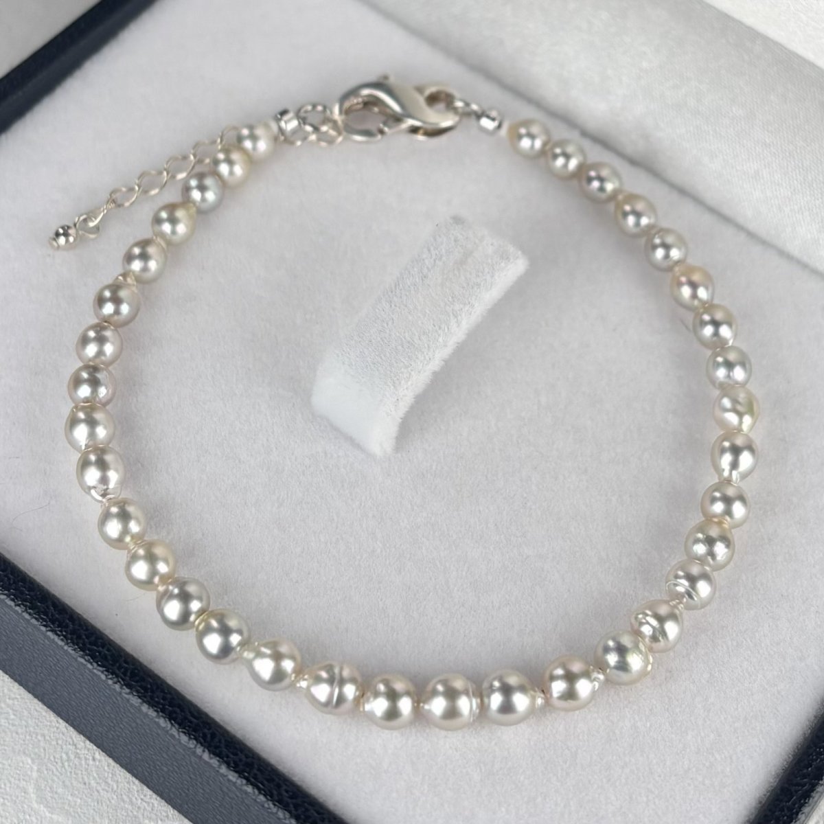 画像2: ≪1点物≫アコヤ真珠 ベビーパールブレスレット バロック 4-4.5ｍｍ ナチュラルグレー 無調色 シルバー製 インフィニティクラスプ 約18cm＋3cm (2)