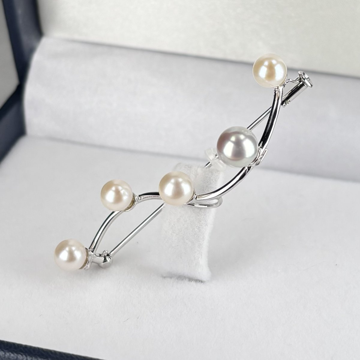 画像2: アコヤ真珠 パールブローチ ラウンド ホワイト グレー シルバー製 SV925 曲線 S字5.5－６ 6.5-7mm (2)