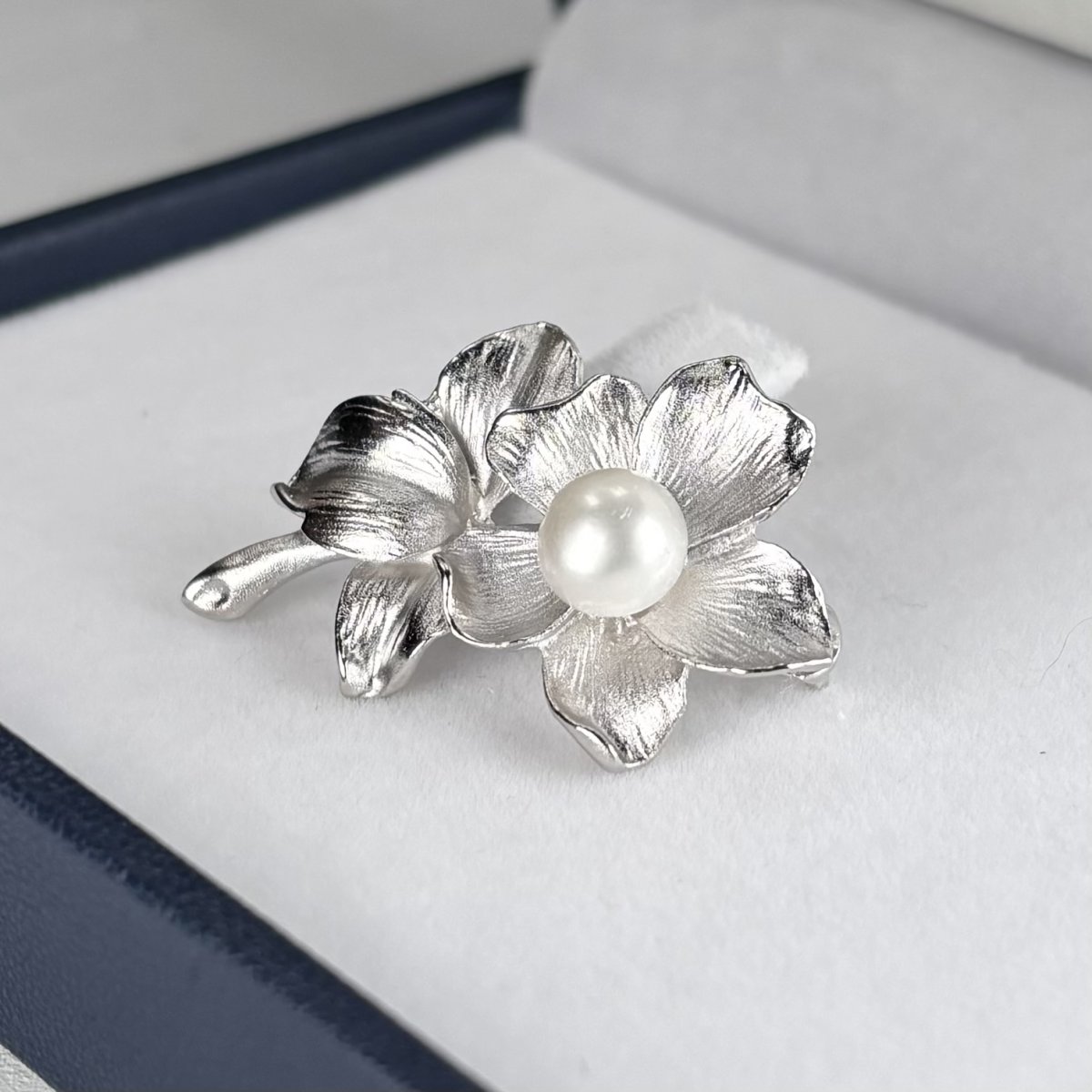 淡水真珠 ブローチ 花モチーフ 7-7.5mm ホワイト ボタンシェイプ ブラス製