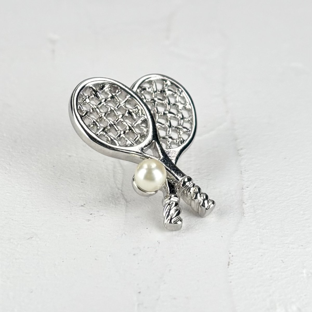 アコヤ本真珠 パールタックピン テニスラケットモチーフ 4-4.5mm ホワイト ラウンド ブラス